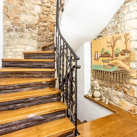 Privatunterkunft Stone House Srida