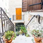 Homestay Stone House Srida *