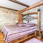Privatunterkunft Stone House Srida